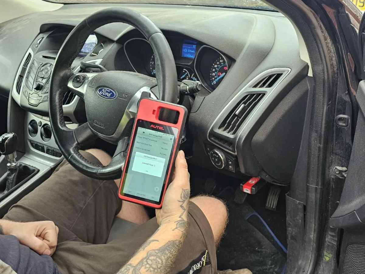 Programming a newly cut Ford key with vehicle diagnostic equipment