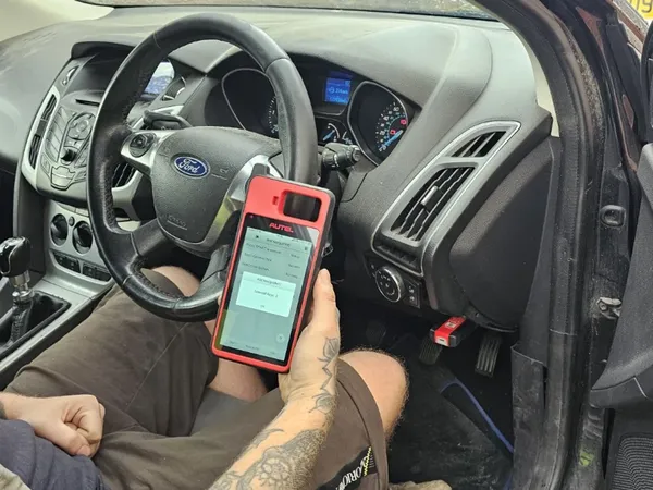 Auto locksmith programming a newly cut Ford transponder key in Hereford